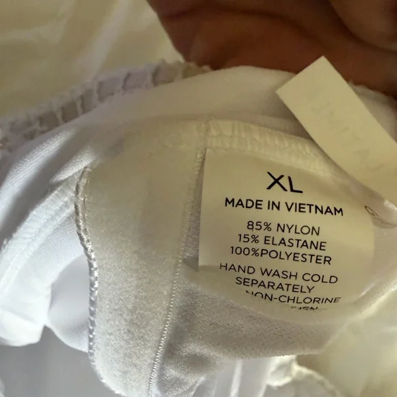 Gibson Latimer White One-Piece with Subtle Black Tag Detail - Picture 7 of 7